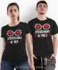Zakochana w nim zakochany w niej, czarne koszulki dla par, dla męża, dla żony, dla chłopaka, dla dziewczyny, dla zakochanych, dla par, walentynki, fajne koszulki, t-shirty dla par, mucha nie siada, mns.webp