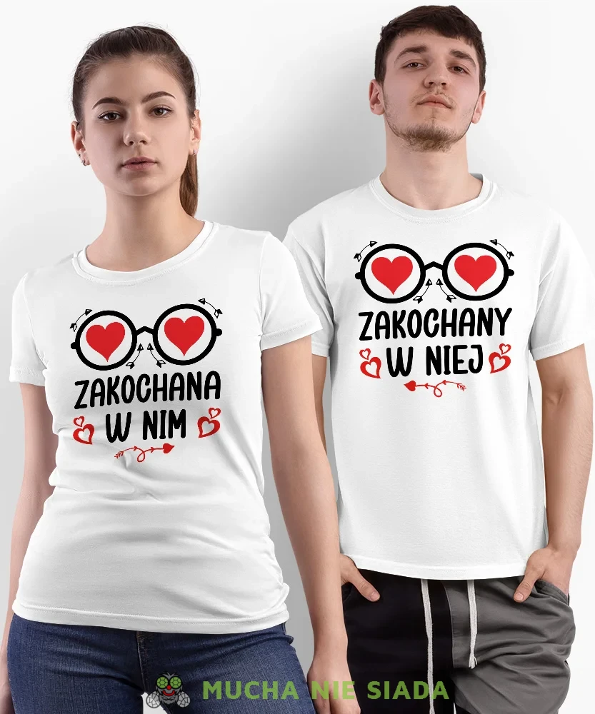 Zakochana w nim zakochany w niej, białe koszulki dla par, dla męża, dla żony, dla chłopaka, dla dziewczyny, dla zakochanych, dla par, walentynki, fajne koszulki, t-shirty dla par, mucha nie siada, mns.webp