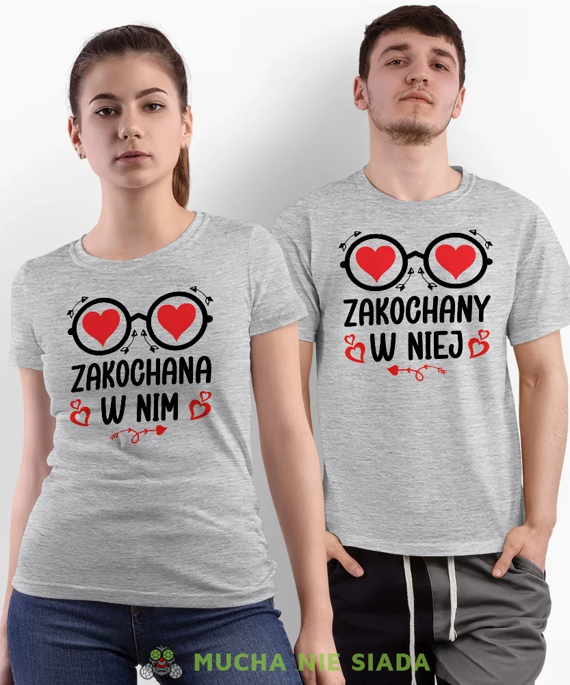 Zakochana w nim zakochany w niej, szare koszulki dla par, dla męża, dla żony, dla chłopaka, dla dziewczyny, dla zakochanych, dla par, walentynki, fajne koszulki, t-shirty dla par, mucha nie siada, mns.webp