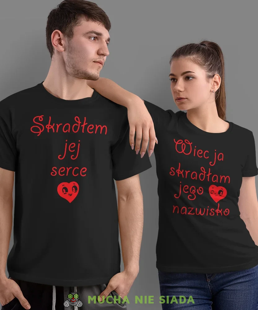 Skradłem jej serce więc ja skradłam jego nazwisko, czarne koszulki dla par, dla męża, dla żony, dla chłopaka, dla dziewczyny, dla zakochanych, dla par, walentynki, fajne koszulki, t-shirty dla par, mucha nie siada, mns.webp