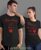 Skradłem jej serce więc ja skradłam jego nazwisko, czarne koszulki dla par, dla męża, dla żony, dla chłopaka, dla dziewczyny, dla zakochanych, dla par, walentynki, fajne koszulki, t-shirty dla par, mucha nie siada, mns.webp