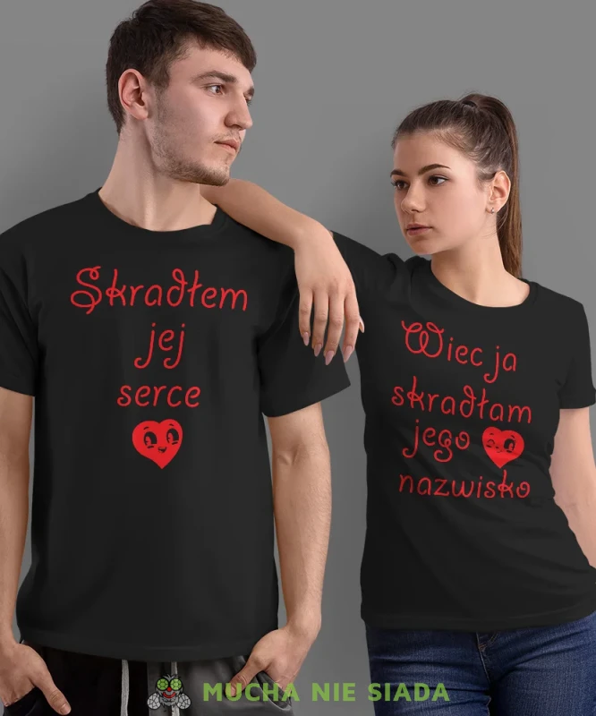 Skradłem jej serce więc ja skradłam jego nazwisko, czarne koszulki dla par, dla męża, dla żony, dla chłopaka, dla dziewczyny, dla zakochanych, dla par, walentynki, fajne koszulki, t-shirty dla par, mucha nie siada, mns.webp