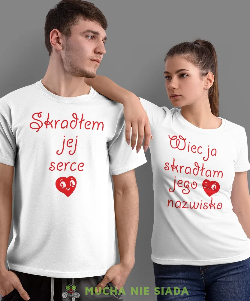 Skradłem jej serce więc ja skradłam jego nazwisko, białe koszulki dla par, dla męża, dla żony, dla chłopaka, dla dziewczyny, dla zakochanych, dla par, walentynki, fajne koszulki, t-shirty dla par, mucha nie siada, mns.webp