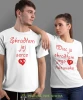 Skradłem jej serce więc ja skradłam jego nazwisko, białe koszulki dla par, dla męża, dla żony, dla chłopaka, dla dziewczyny, dla zakochanych, dla par, walentynki, fajne koszulki, t-shirty dla par, mucha nie siada, mns.webp