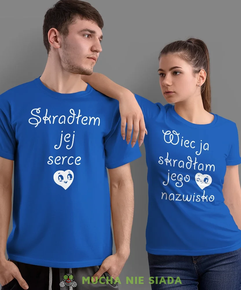 Skradłem jej serce więc ja skradłam jego nazwisko, niebieskie koszulki dla par, dla męża, dla żony, dla chłopaka, dla dziewczyny, dla zakochanych, dla par, walentynki, fajne koszulki, t-shirty dla par, mucha nie siada, mns.webp