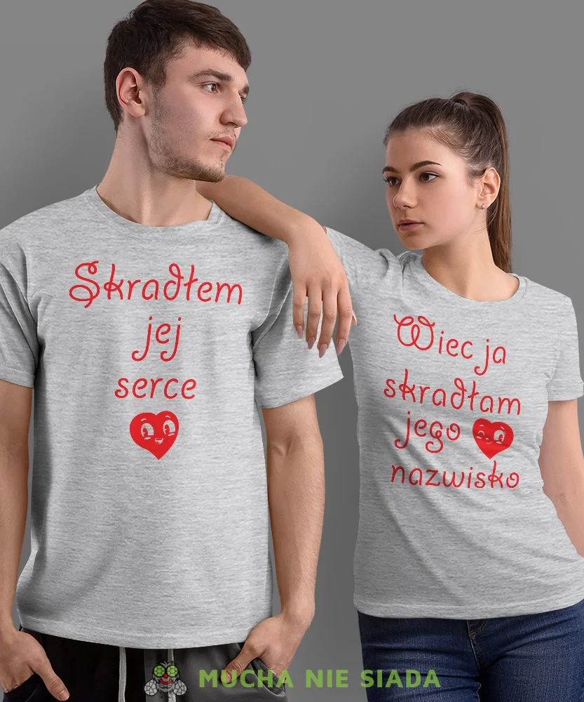 Skradłem jej serce więc ja skradłam jego nazwisko, szare koszulki dla par, dla męża, dla żony, dla chłopaka, dla dziewczyny, dla zakochanych, dla par, walentynki, fajne koszulki, t-shirty dla par, mucha nie siada, mns.webp