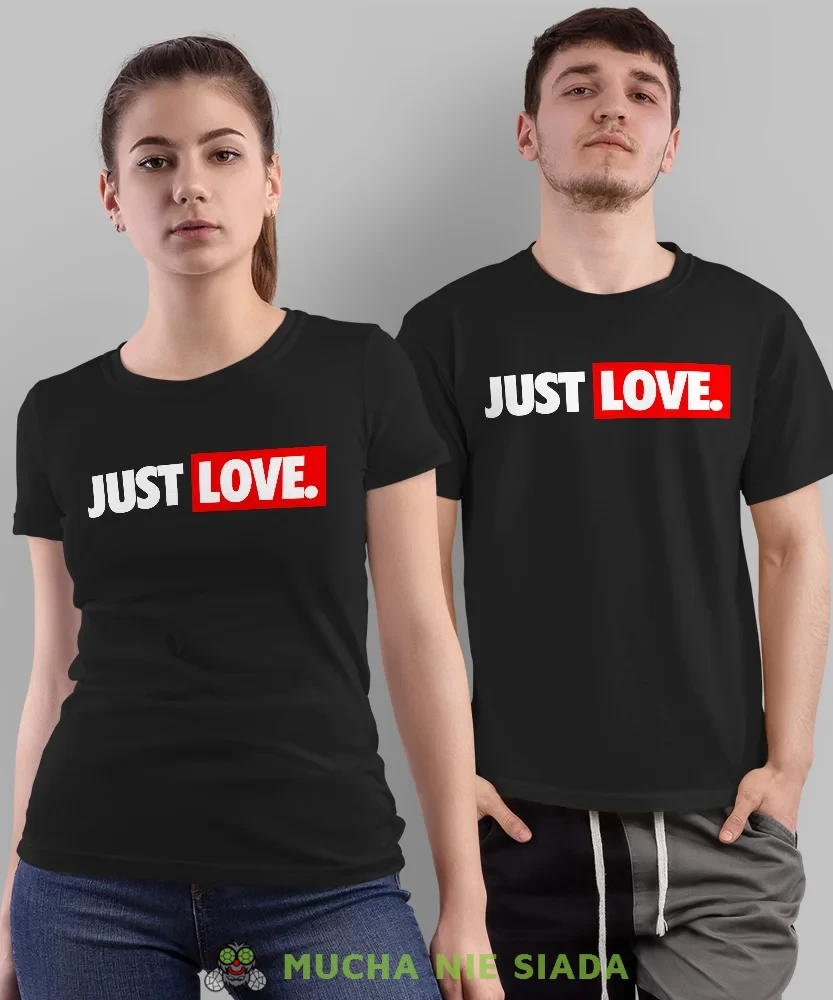 Just Love małe logo, czarne koszulki dla par, dla męża, dla żony, dla chłopaka, dla dziewczyny, dla zakochanych, dla par, walentynki, fajne koszulki, t-shirty dla par, mucha nie siada, mns.webp