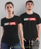 Just Love małe logo, czarne koszulki dla par, dla męża, dla żony, dla chłopaka, dla dziewczyny, dla zakochanych, dla par, walentynki, fajne koszulki, t-shirty dla par, mucha nie siada, mns.webp