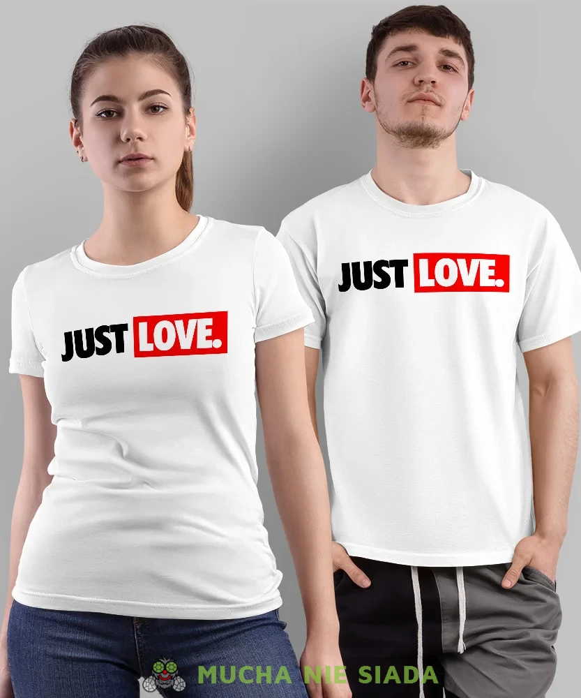 Just Love małe logo, białe koszulki dla par, dla męża, dla żony, dla chłopaka, dla dziewczyny, dla zakochanych, dla par, walentynki, fajne koszulki, t-shirty dla par, mucha nie siada, mns.webp