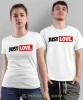 Just Love małe logo, białe koszulki dla par, dla męża, dla żony, dla chłopaka, dla dziewczyny, dla zakochanych, dla par, walentynki, fajne koszulki, t-shirty dla par, mucha nie siada, mns.webp