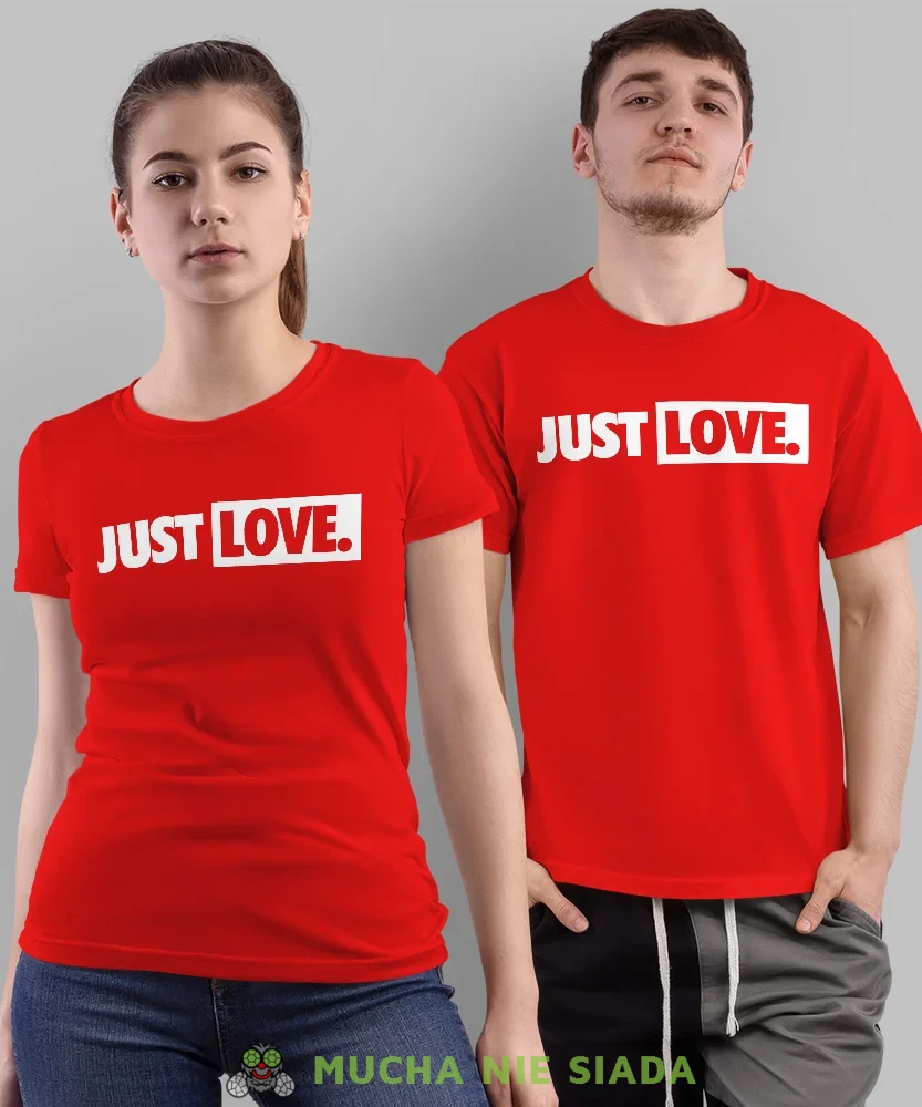 Just Love małe logo, czerwone koszulki dla par, dla męża, dla żony, dla chłopaka, dla dziewczyny, dla zakochanych, dla par, walentynki, fajne koszulki, t-shirty dla par, mucha nie siada, mns.webp