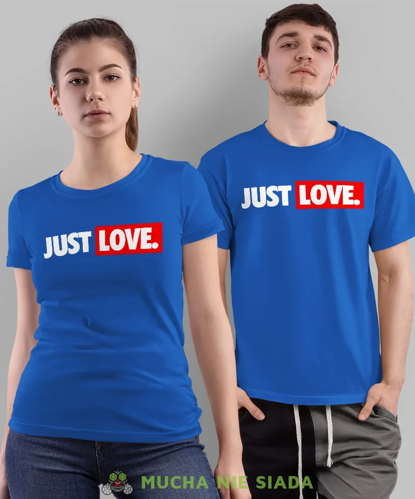 Just Love małe logo, niebieskie koszulki dla par, dla męża, dla żony, dla chłopaka, dla dziewczyny, dla zakochanych, dla par, walentynki, fajne koszulki, t-shirty dla par, mucha nie siada, mns.webp