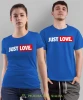 Just Love małe logo, niebieskie koszulki dla par, dla męża, dla żony, dla chłopaka, dla dziewczyny, dla zakochanych, dla par, walentynki, fajne koszulki, t-shirty dla par, mucha nie siada, mns.webp