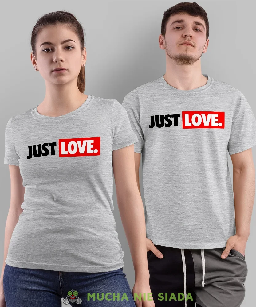 Just Love małe logo, szare koszulki dla par, dla męża, dla żony, dla chłopaka, dla dziewczyny, dla zakochanych, dla par, walentynki, fajne koszulki, t-shirty dla par, mucha nie siada, mns.webp