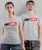 Just Love małe logo, szare koszulki dla par, dla męża, dla żony, dla chłopaka, dla dziewczyny, dla zakochanych, dla par, walentynki, fajne koszulki, t-shirty dla par, mucha nie siada, mns.webp