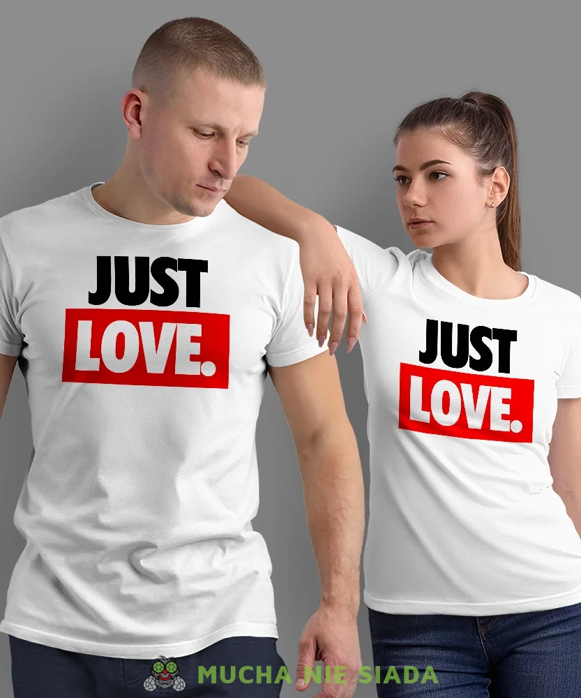 Just Love, białe koszulki dla par, dla męża, dla żony, dla chłopaka, dla dziewczyny, dla zakochanych, dla par, walentynki, fajne koszulki, t-shirty dla par, mucha nie siada, mns.webp