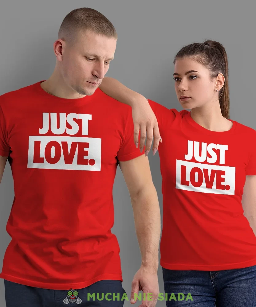 Just Love, czerwone koszulki dla par, dla męża, dla żony, dla chłopaka, dla dziewczyny, dla zakochanych, dla par, walentynki, fajne koszulki, t-shirty dla par, mucha nie siada, mns.webp