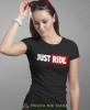 Just Ride małe logo, czarna damska koszulka, koszulka motocyklowa, dla motocyklistki, koszulka na motocykl, dla miłośniczki motocykli, mucha nie siada.jpg