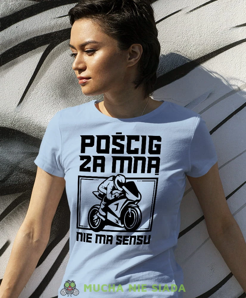 Pościg za mną nie ma sensu, jasnoniebieska damska koszulka, koszulka motocyklowa, dla motocyklistki, koszulka na motocykl, dla miłośniczki motocykli, mucha nie siada.jpg