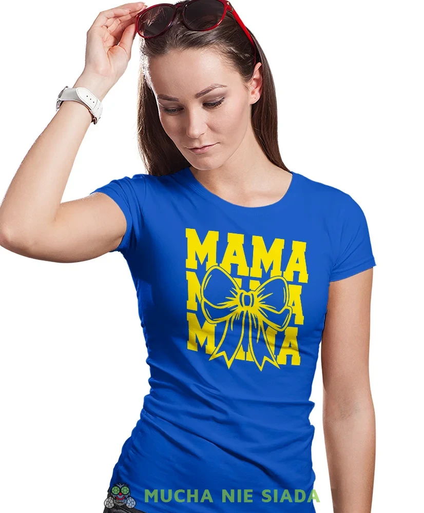 Mama kokarda, niebieska koszulka dla mamy, prezent dla mamy, koszulki na dzień matki, koszulki z hasłem dla mamy, personalizowana koszulka dla mamy, oryginalne koszulki na dzień matki, t-shirt dla mamy, mucha nie sia.webp