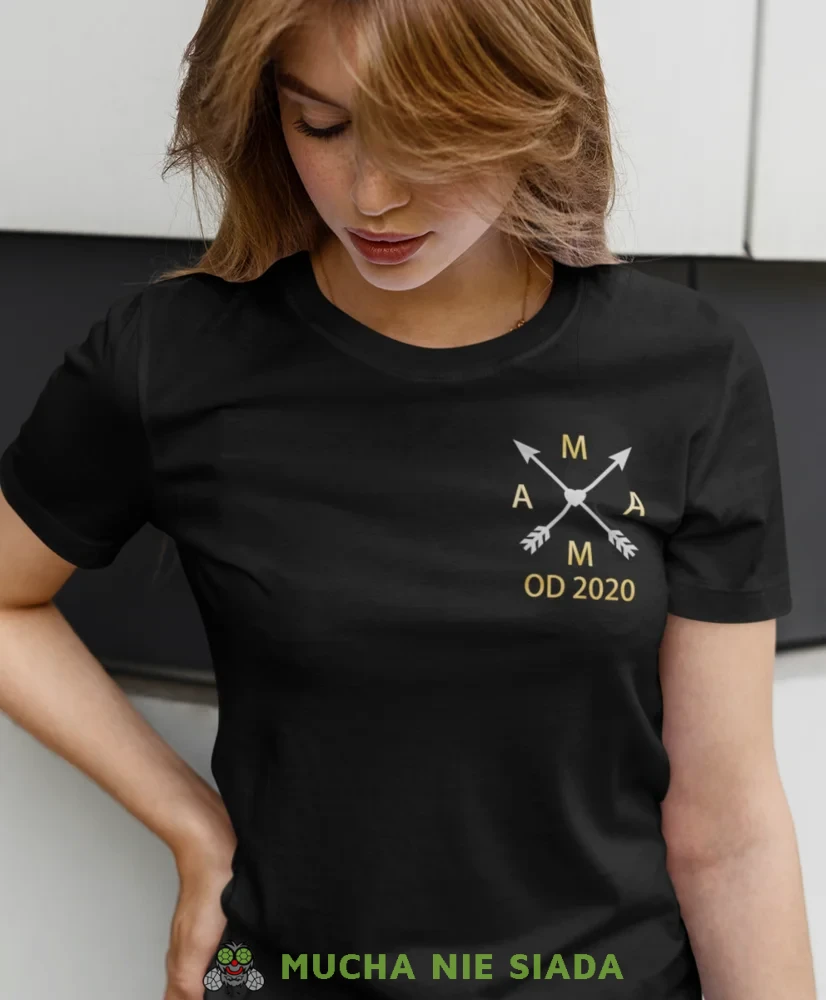 Mama strzałki, czarna koszulka dla mamy, prezent dla mamy, koszulki na dzień matki, koszulki z hasłem dla mamy, personalizowana koszulka dla mamy, oryginalne koszulki na dzień matki, t-shirt dla mamy, mucha nie siada.webp