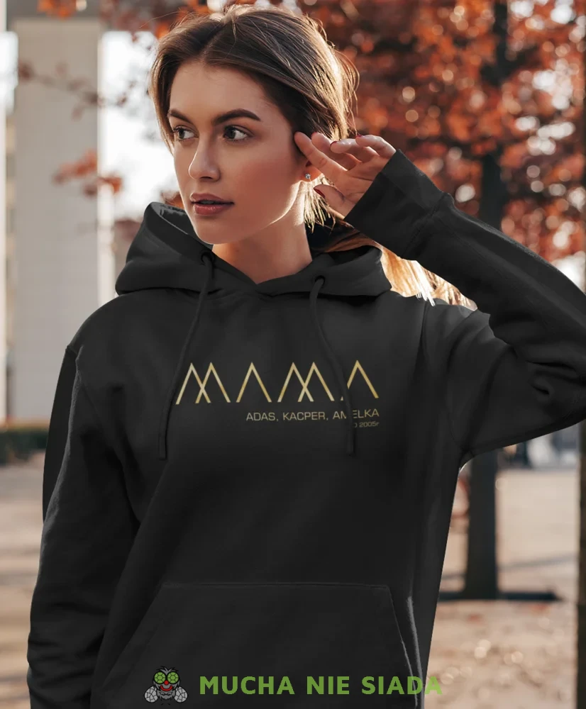 Mama imiona dzieci, czarna bluza z kapturem dla mamy, prezent dla mamy, bluzy na dzień matki, bluzy z kapturem dla mamy, personalizowana bluza dla mamy, oryginalne bluzy na dzień matki, mucha nie siada.webp