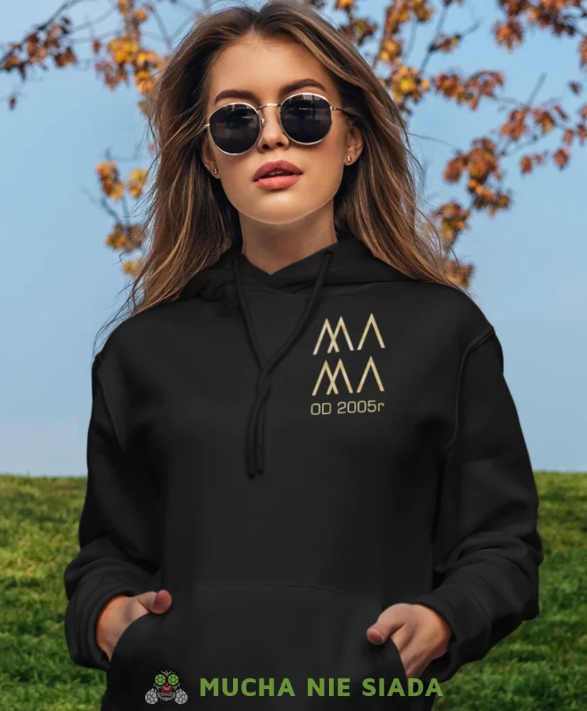 Mama rok, czarna bluza z kapturem dla mamy, prezent dla mamy, bluzy na dzień matki, bluzy z kapturem dla mamy, personalizowana bluza dla mamy, oryginalne bluzy na dzień matki, mucha nie siada.webp