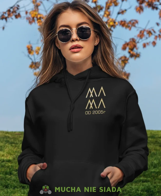 Mama rok, czarna bluza z kapturem dla mamy, prezent dla mamy, bluzy na dzień matki, bluzy z kapturem dla mamy, personalizowana bluza dla mamy, oryginalne bluzy na dzień matki, mucha nie siada.webp