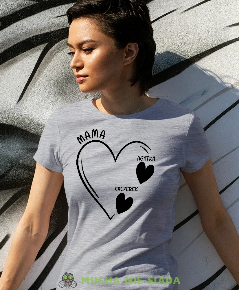 Koszulka dla mamy z imionami dzieci serce, szara koszulka dla mamy, prezent dla mamy, koszulki na dzień matki, koszulki z hasłem dla mamy, personalizowana koszulka dla mamy, oryginalne koszulki na dzień matki, t-shir.webp