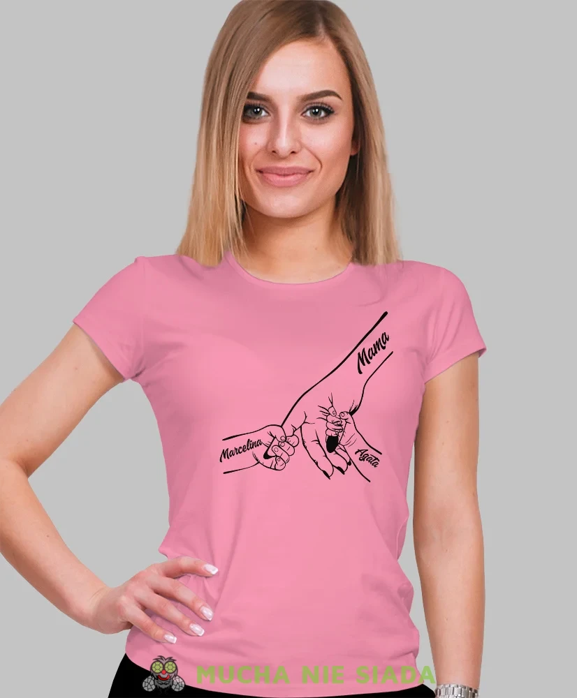 Koszulka dla mamy z imionami dzieci, różowa koszulka dla mamy, prezent dla mamy, koszulki na dzień matki, koszulki z hasłem dla mamy, personalizowana koszulka dla mamy, oryginalne koszulki na dzień matki, t-shirt dla.webp