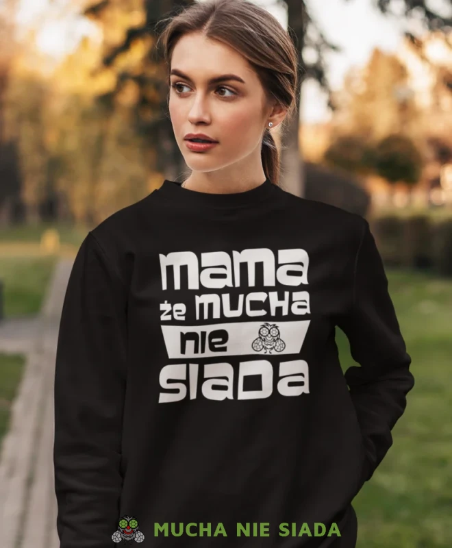 Mama że mucha nie siada, czarna bluza dla mamy, prezent dla mamy, bluzy na dzień matki, bluzy z hasłem dla mamy, personalizowana bluza dla mamy, oryginalne bluzy na dzień matki, mucha nie siada.webp