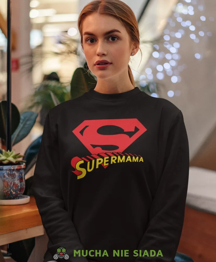 Supermama, czarna bluza dla mamy, prezent dla mamy, bluzy na dzień matki, bluzy z hasłem dla mamy, personalizowana bluza dla mamy, oryginalne bluzy na dzień matki, mucha nie siada.webp