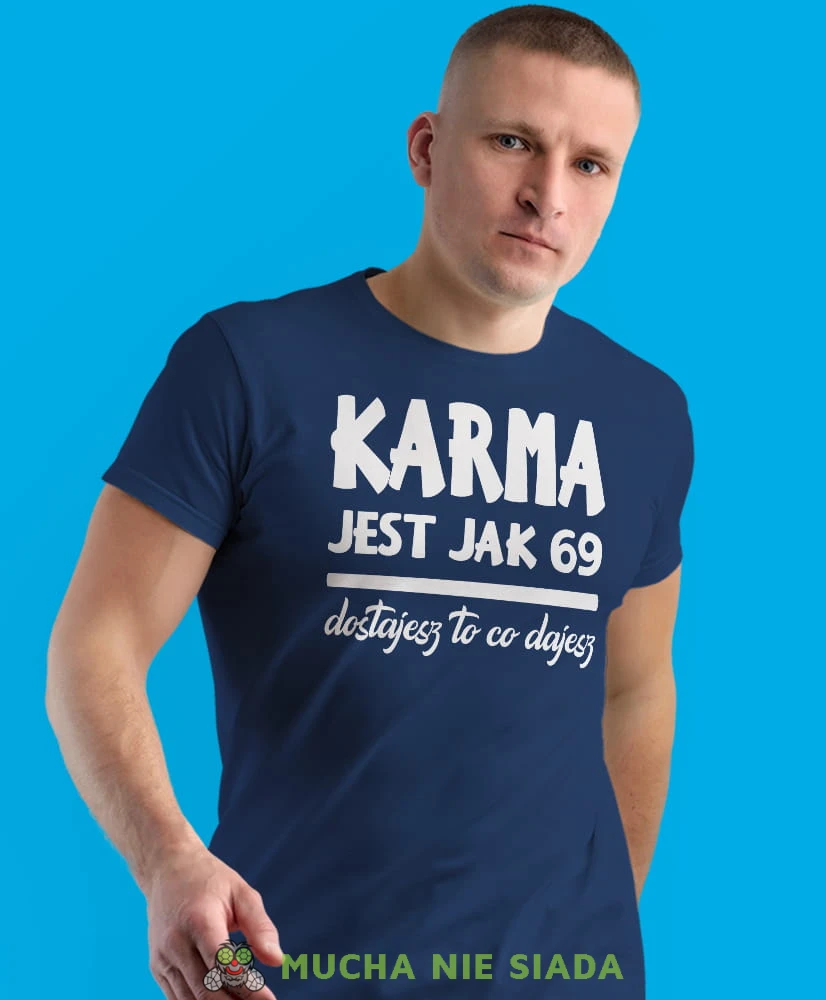 karma jest jak 69 dostajesz to co dajesz, granatowa męska koszulka z nadrukiem na co dzień, na prezent, fajna koszulka.jpg