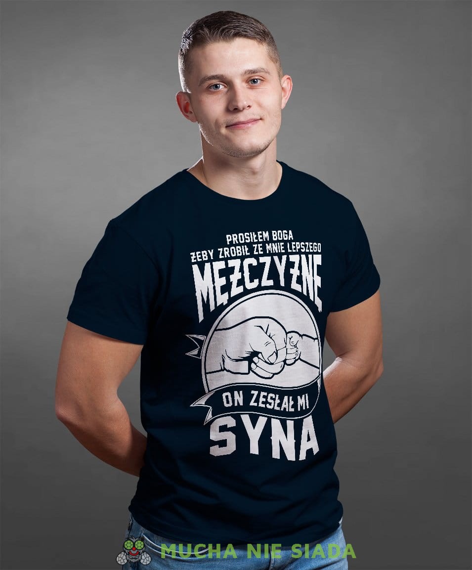 Koszulka Dla Taty - Prosiłem Boga żeby zrobił ze mnie lepszego mężczyznę, on zesłał mi syna - Na dzień ojca lub urodziny męska koszulka