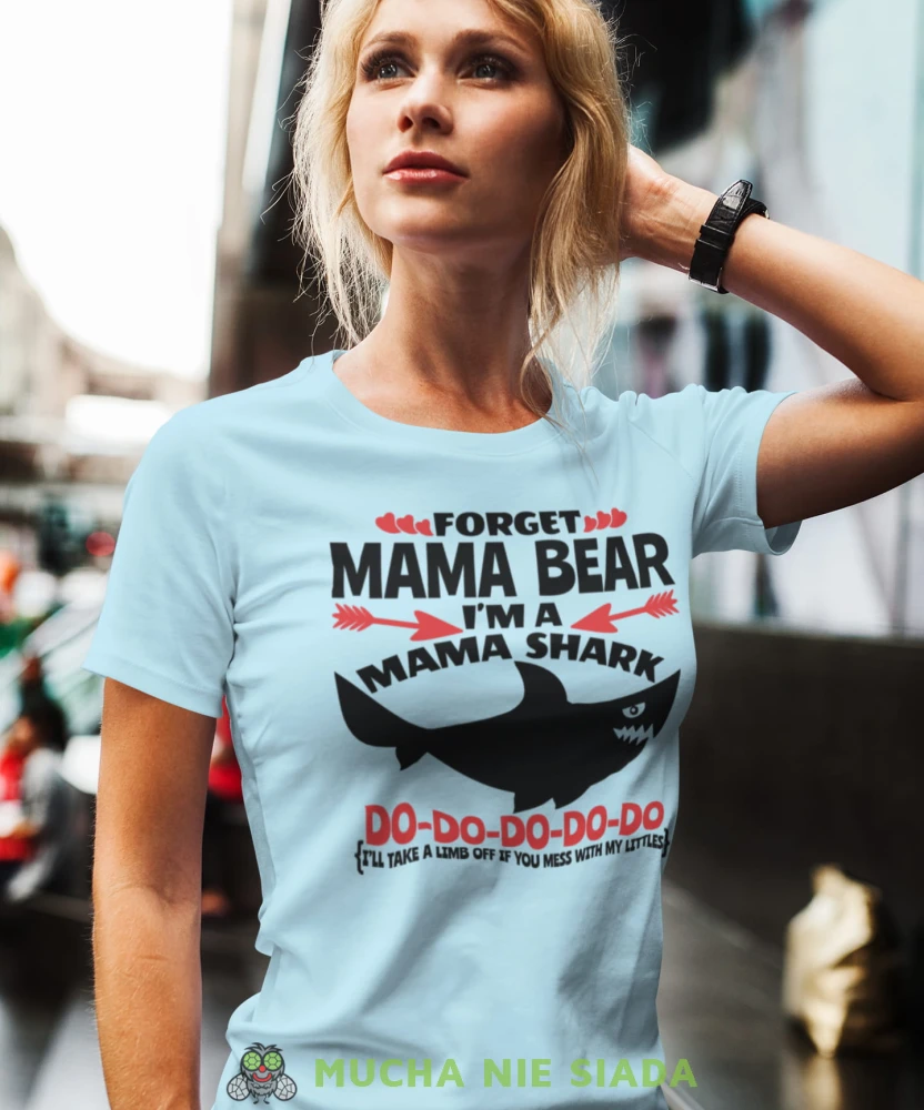 forget mama bear i'm a mama shark jasno niebieska koszulka.jpg