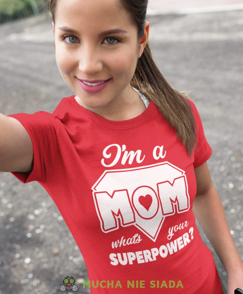 i'm a mom what's your superpower czerwona koszulka.jpg