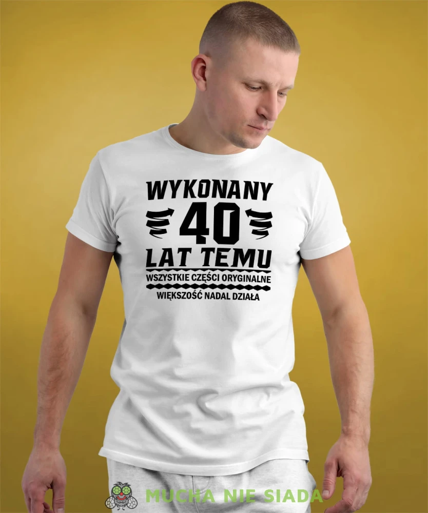 wykonany 30; 40; 50; 60; 70 lat temu wszystkie części oryginalne większość nadal działa męska biała koszulka urodzinowa na urodziny.jpg