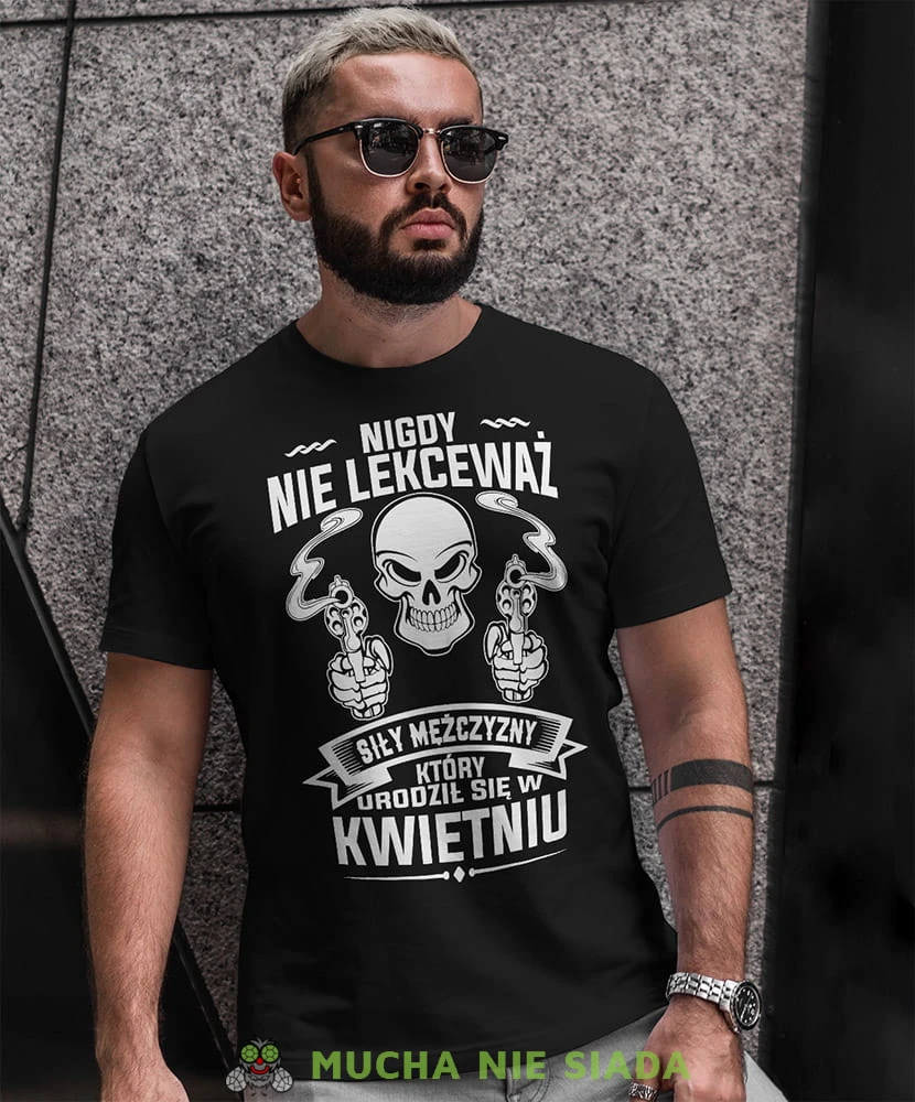 nigdy nie lekceważ siły mężczyzny który urodził się w... czaszka czarna męska koszulka urodzinowa na urodziny.jpg