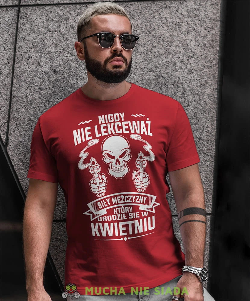 nigdy nie lekceważ siły mężczyzny który urodził się w... czaszka  czerwona męska koszulka urodzinowa na urodziny.jpg
