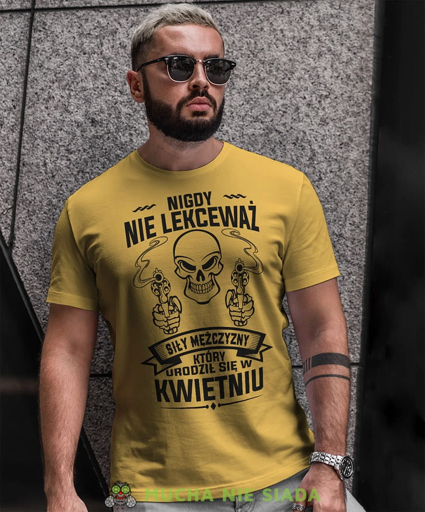 nigdy nie lekceważ siły mężczyzny który urodził się w... czaszka  żółta męska koszulka urodzinowa na urodziny.jpg
