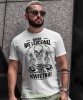 nigdy nie lekceważ siły mężczyzny który urodził się w... czaszka  biała męska koszulka urodzinowa na urodziny.jpg