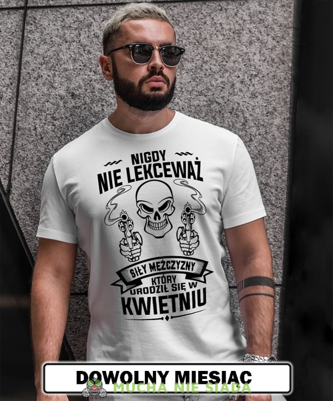 nigdy nie lekceważ siły mężczyzny który urodził się w... czaszka  biała męska koszulka urodzinowa na urodziny opis.jpg