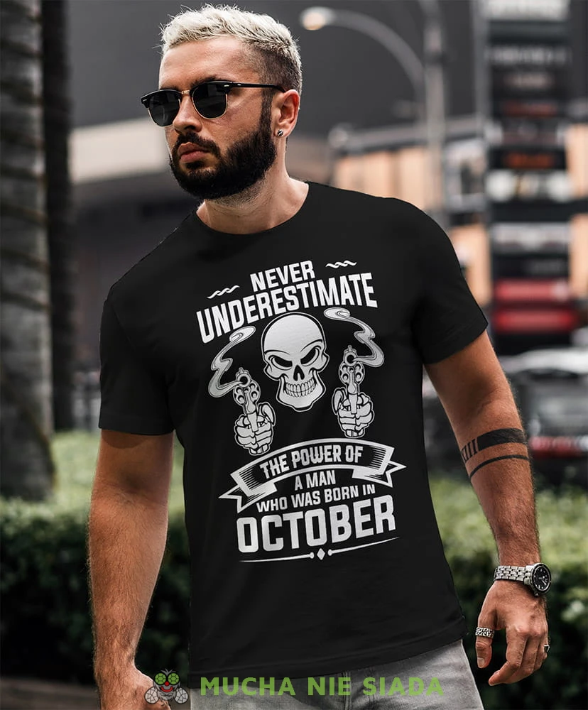 never underestimate the power of a man who was born in... skull czarna koszulka urodzinowa.jpg