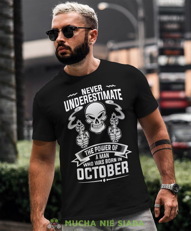 never underestimate the power of a man who was born in... skull czarna koszulka urodzinowa.jpg