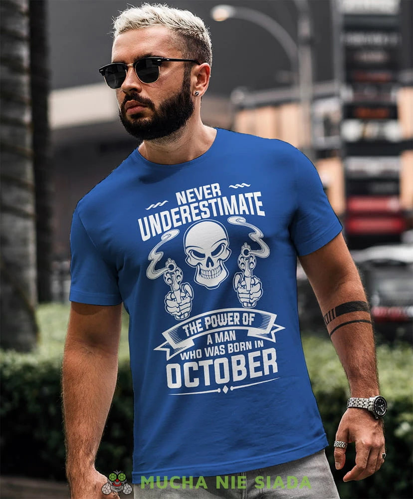 never underestimate the power of a man who was born in... skull niebieska koszulka urodzinowa.jpg