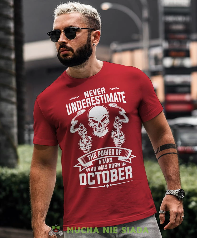 never underestimate the power of a man who was born in... skull czerwona koszulka urodzinowa.jpg
