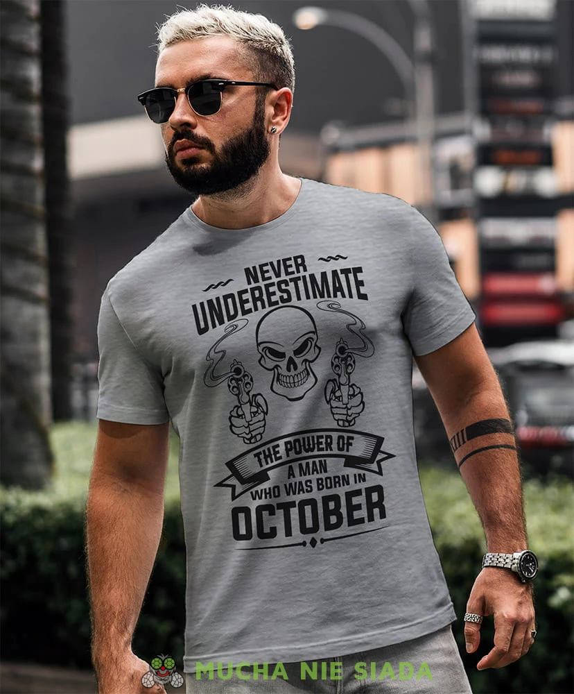 never underestimate the power of a man who was born in... skull szara koszulka urodzinowa.jpg