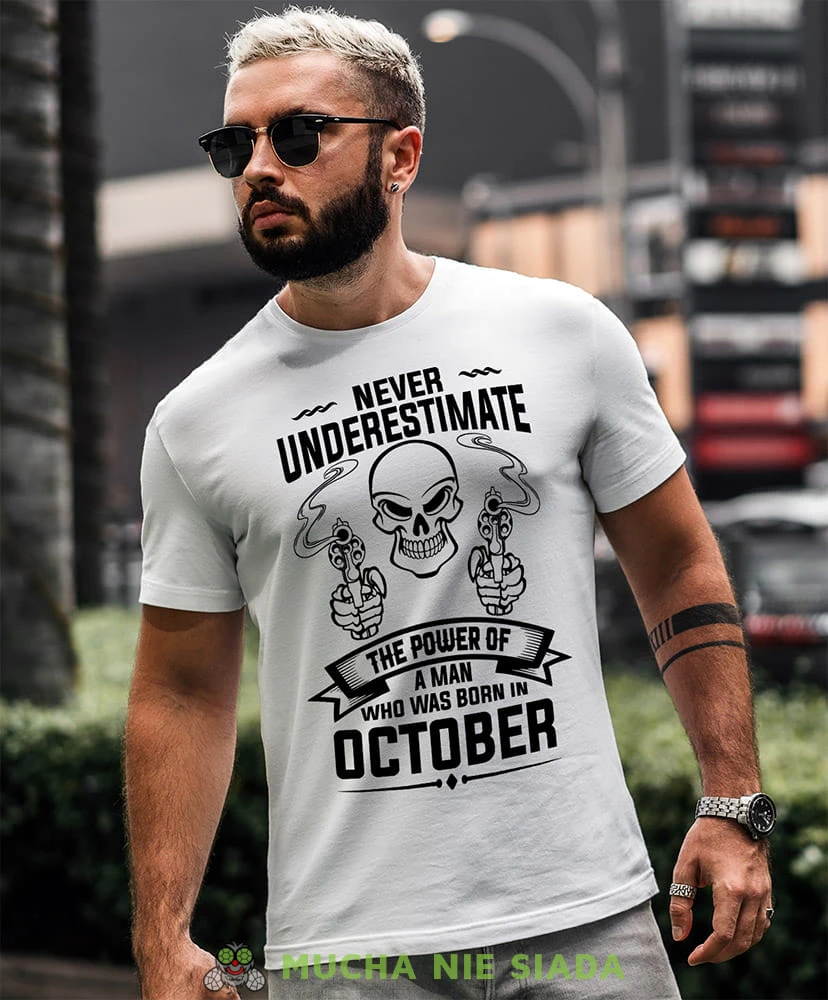 never underestimate the power of a man who was born in... skull biała koszulka urodzinowa.jpg
