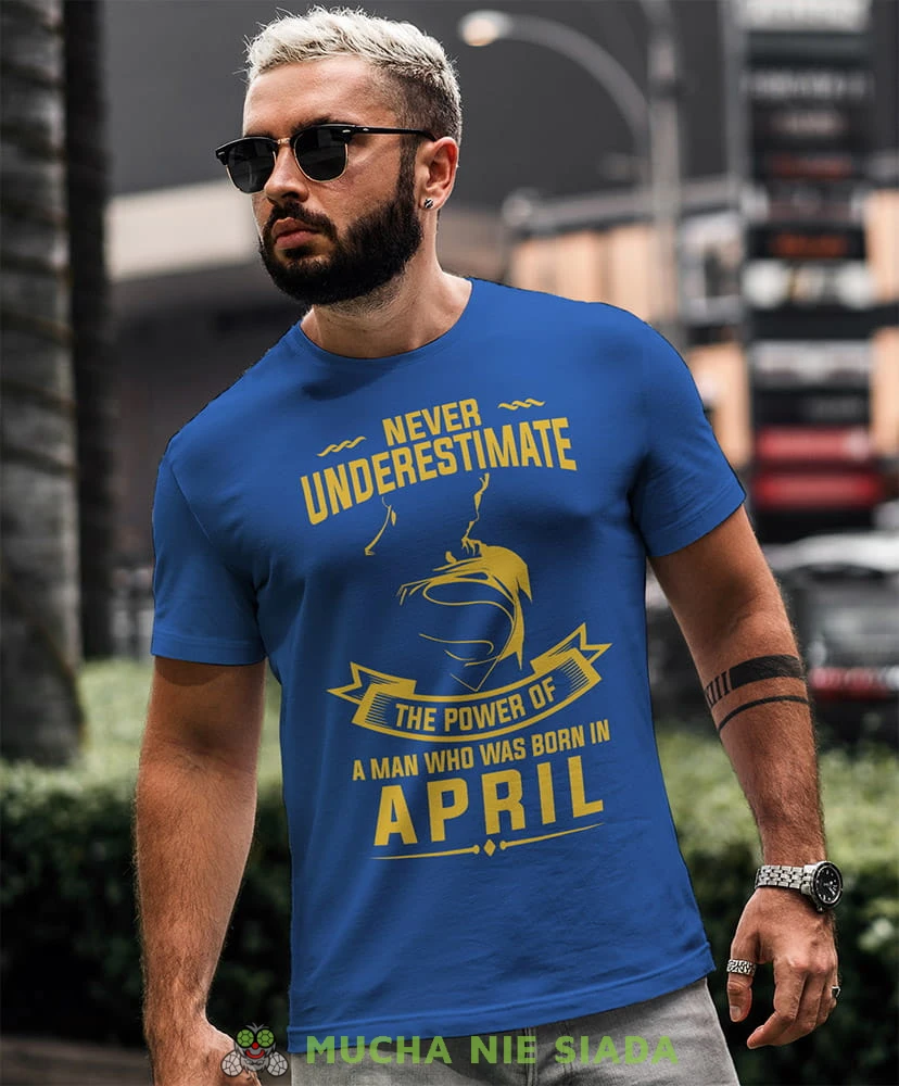 never underestimate the power of a man who was born in... niebieska koszulka urodzinowa.jpg