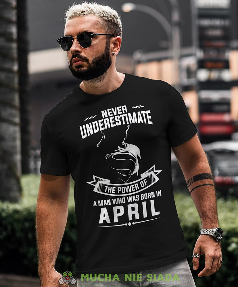 never underestimate the power of a man who was born in... czarna koszulka urodzinowa.jpg